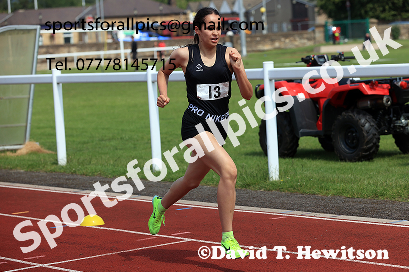 Girls 1500 metres, 2025 Northumberland Schools Track and Fields, Wentworth, Hexham. Photo: David T. Hewitson/Sports for All Pics